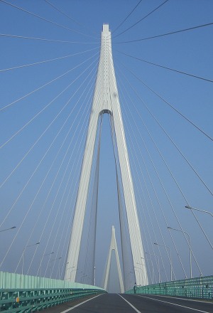 Bild: Die Hangzhou Wan Daqiao (Hangzhou Bay Bridge) verbindet als längste Meerwasserbrücke der Welt Shanghai mit Ningbo in der Provinz Zhejiang